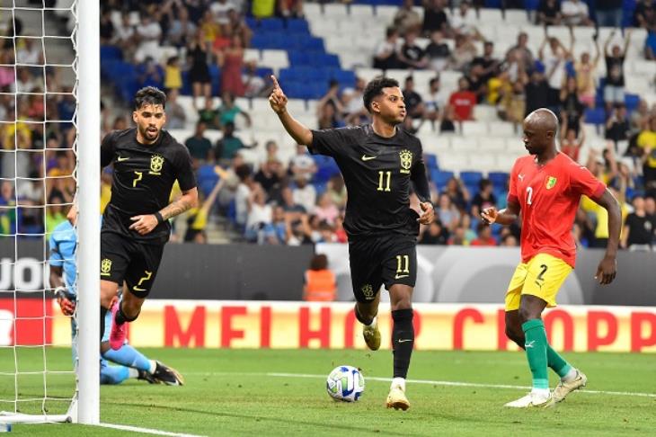 البرازيل تفوز على غينيا بنتيجة 4-1 في مباراة ودية تأييدًا لفينيسيوس جونيور ومكافحة العنصرية