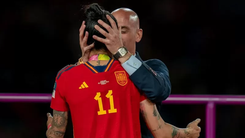 إيقاف رئيس الاتحاد الإسباني لكرة القدم مؤقتًا: قصة القبلة والانقسامات